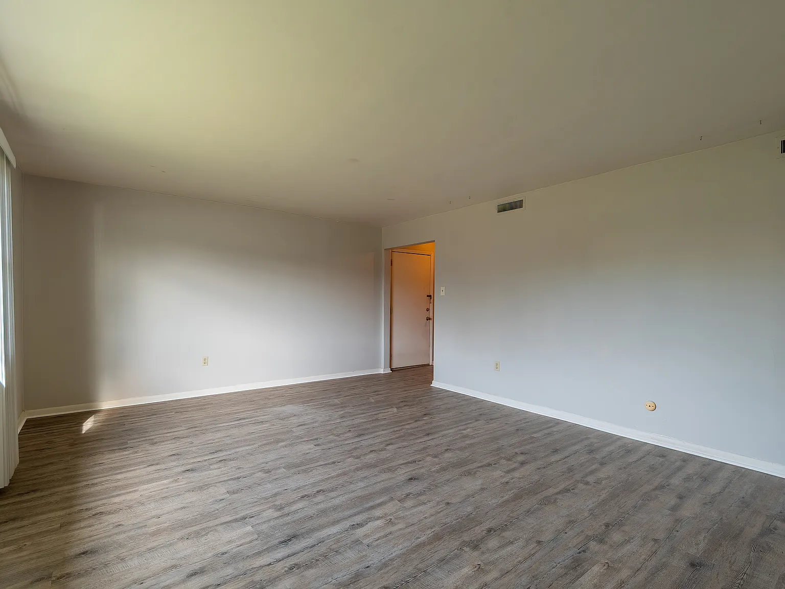 2 bed, 1.5 bath, 915 sqft, $1,350 — Photo 4