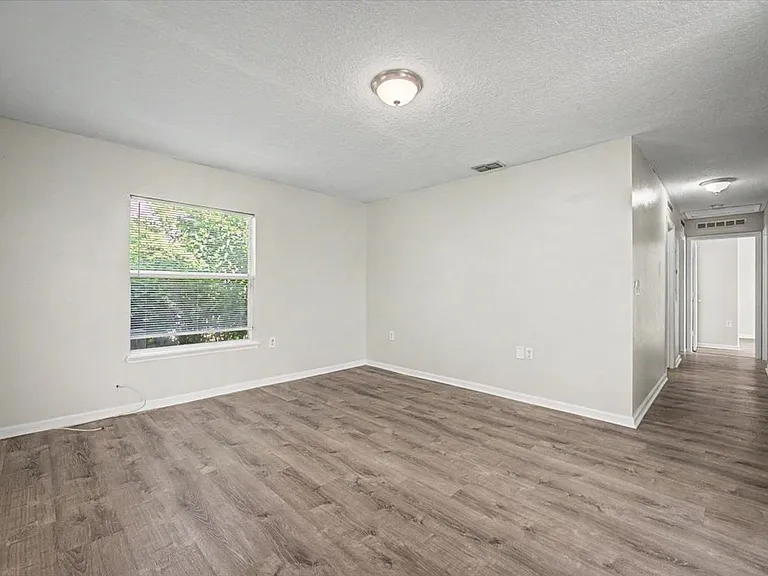 3303 Broadway Ave — Photo 9