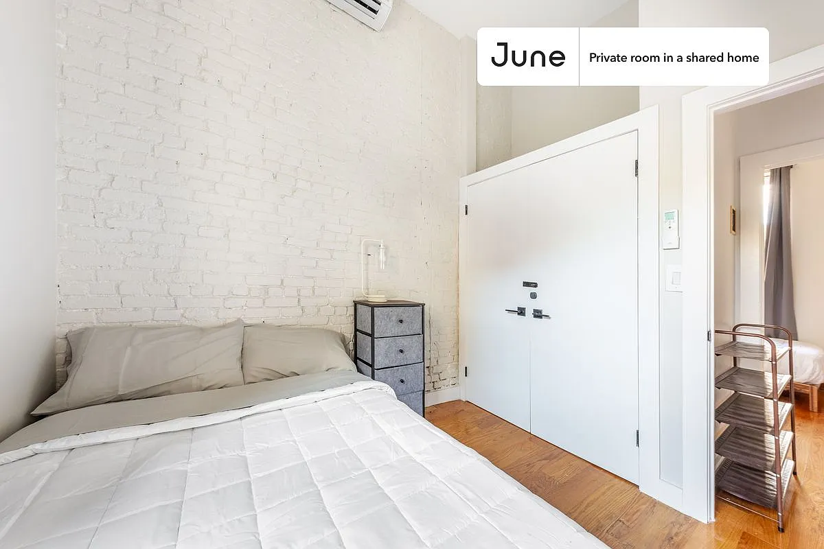 Full bedroom in 4 bed/2 bath home in Ridgewood #1466 C — Photo 3