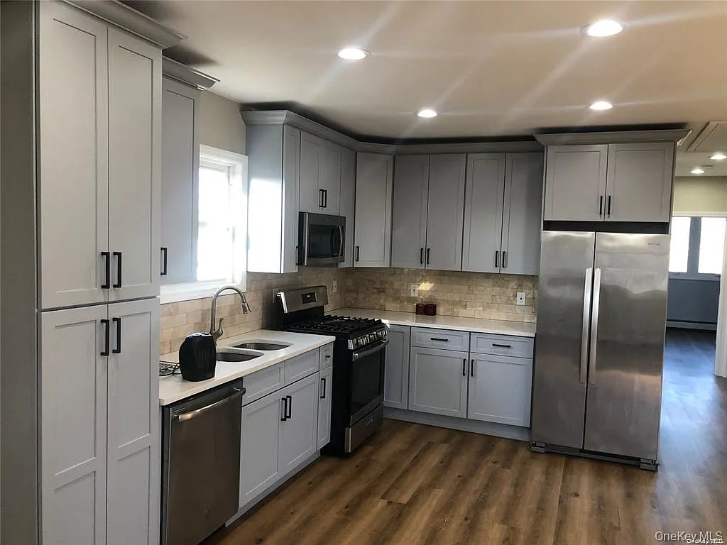 2 bed, 1.0 bath, 2400 sqft, $3,500 — Photo 3