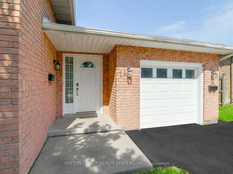 19 Lorraine Dr — Photo 2