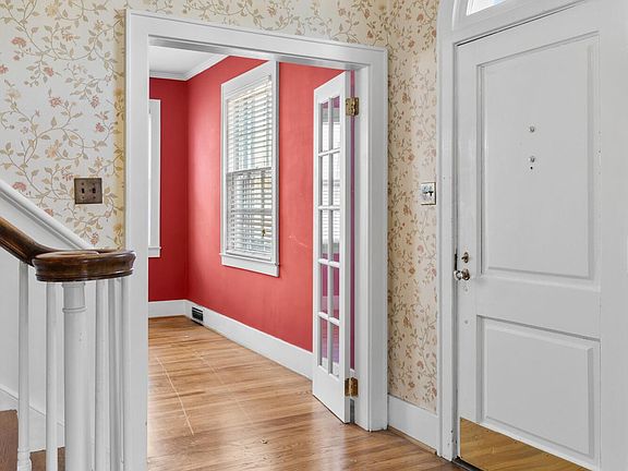 3rd image of 1905 Broughton St