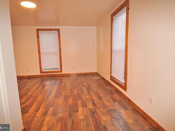 5th image of 405 Laurel St