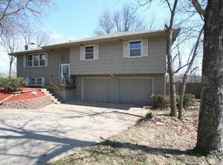 6501 NW Quail Run Dr, Parkville, MO 64152