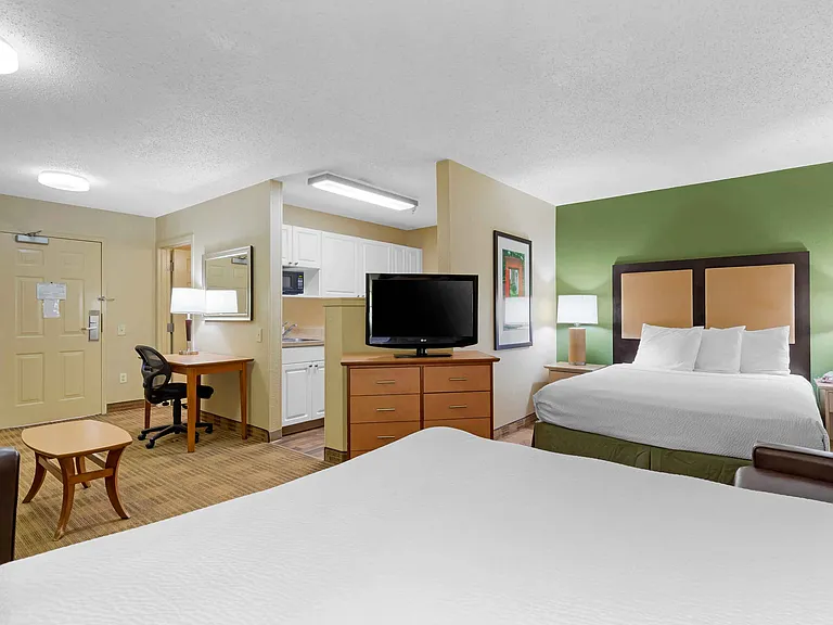 Deluxe Studio - 2 Queen Beds