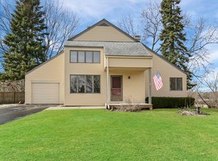 2813 Crystal Lake Rd, Cary, IL 60013