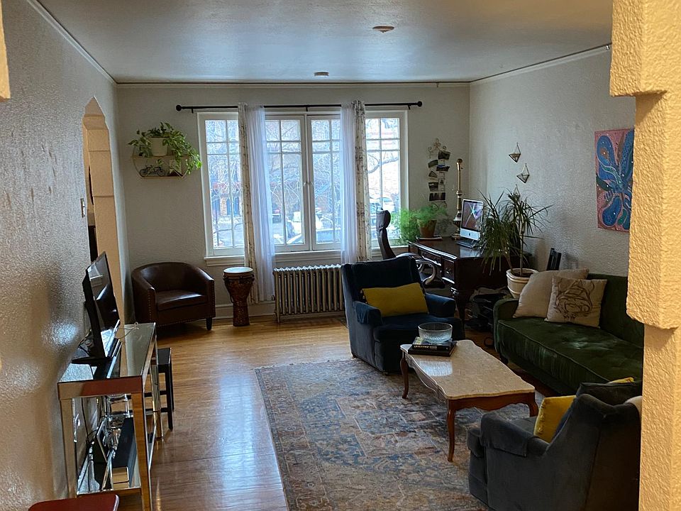 Living room - view from Entry
