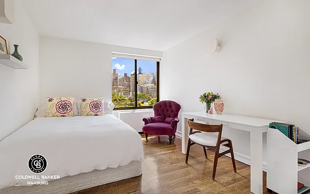 Rented by Coldwell Banker Warburg | media 14