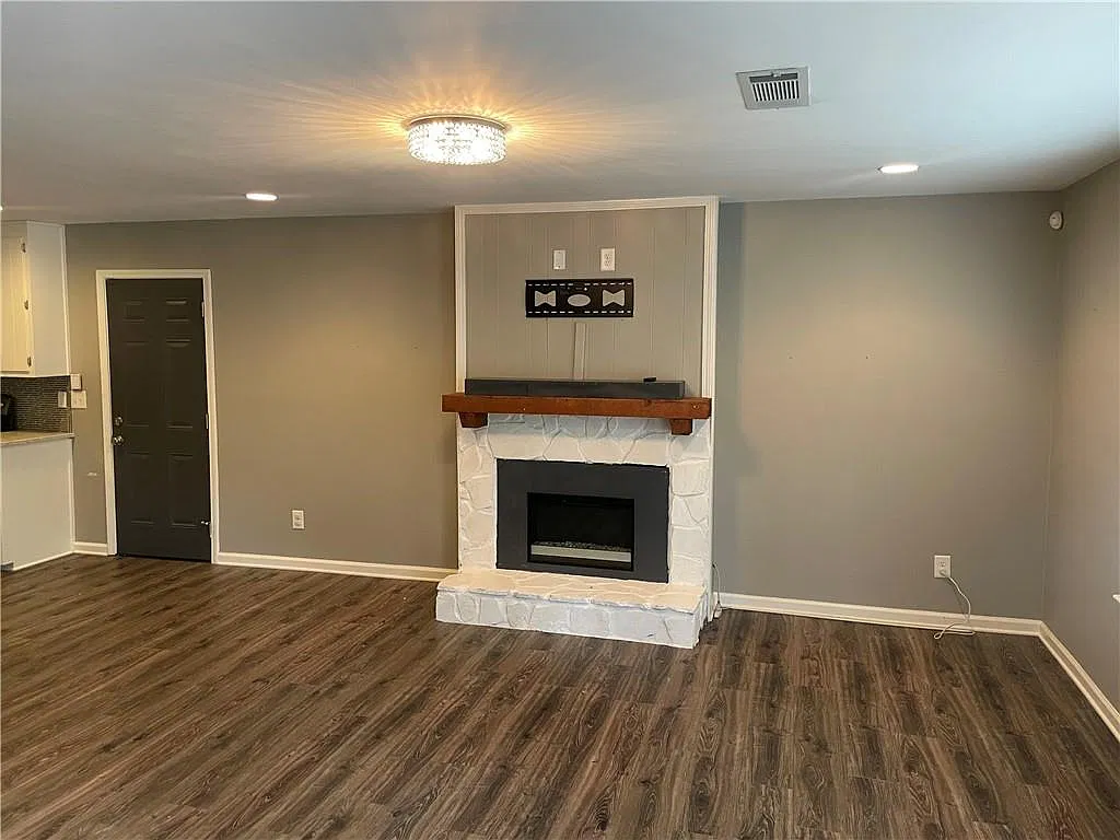 3 bed, 2.0 bath, 1514 sqft, $2,100 — Photo 3