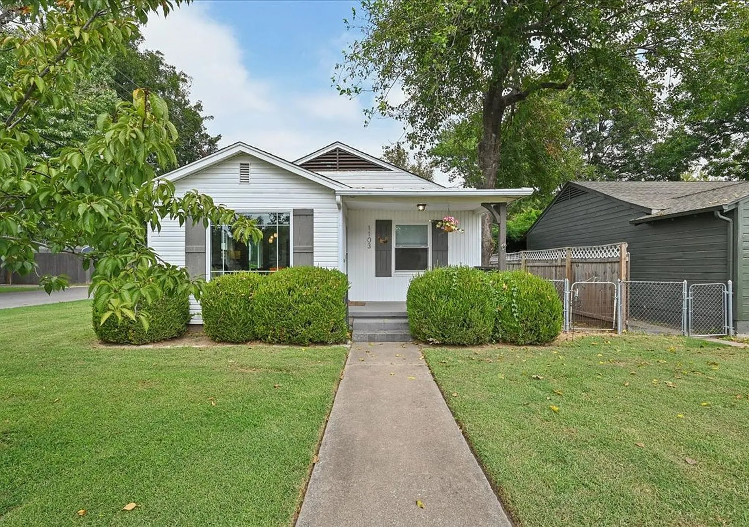 Brookside charmer fully furnished and move in-ready. — Photo 1