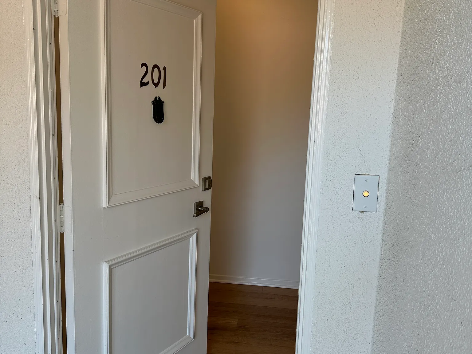 2 bed, 1000 sqft, $6,000 — Photo 3