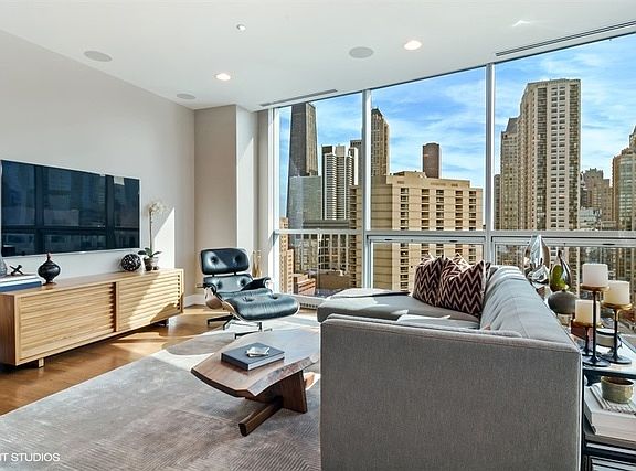 3rd image of 110 W Superior St Unit 2401