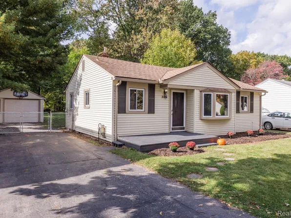 2033 Van Courtland Dr, Troy, MI 48083