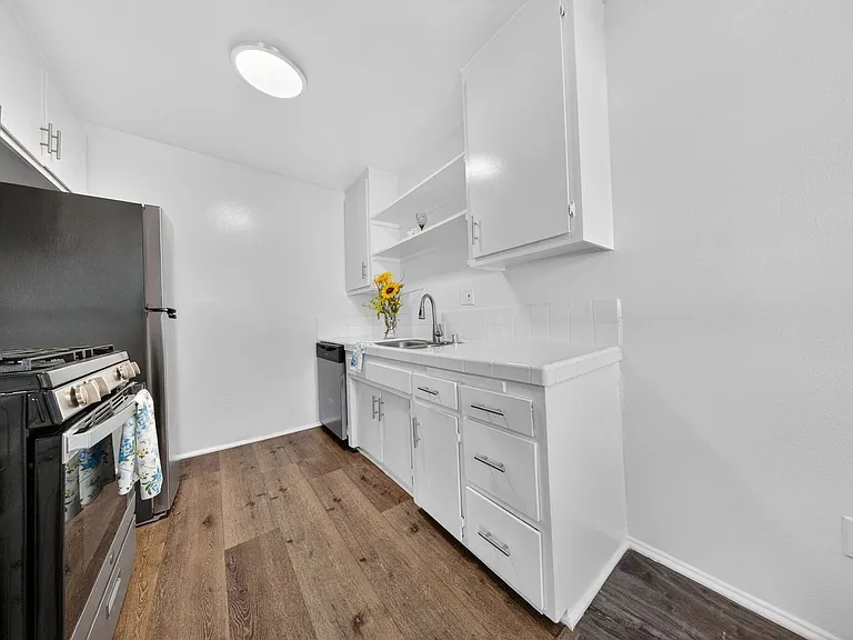 10736 Magnolia Blvd — Photo 20