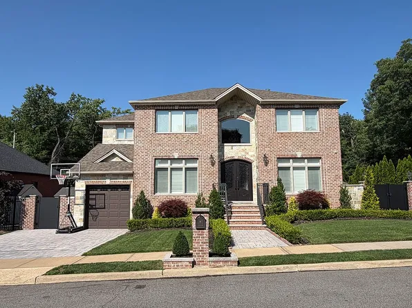16 Belvedere Ct, Staten Island, NY 10307