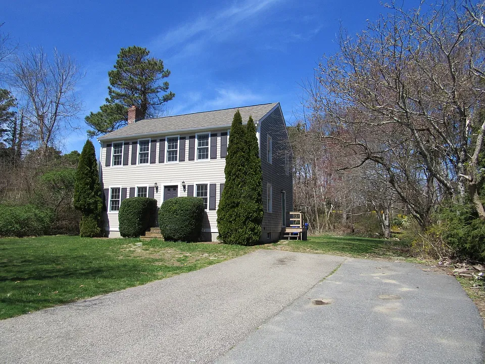 27 Sachem Dr