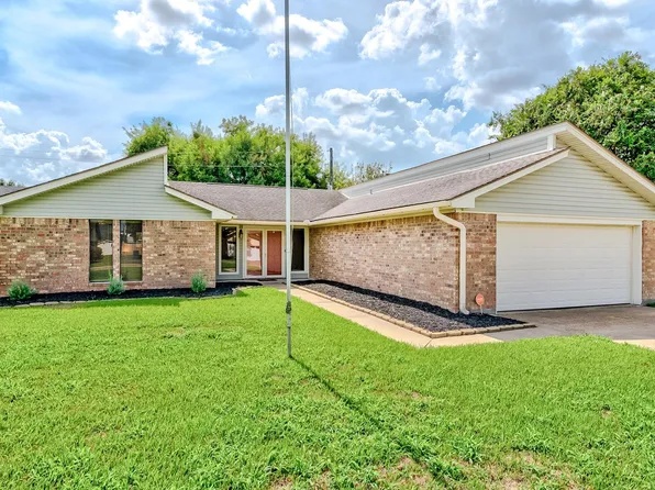 751 Sierra Dr, Port Neches, TX 77651