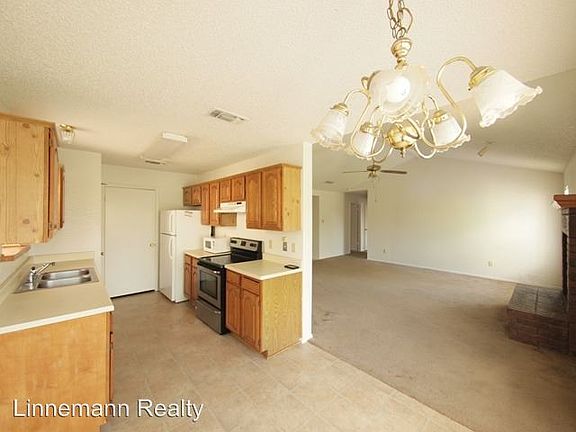 5th image of 2011 Meadowbrook Dr
