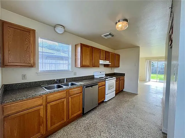583 Delmar St — Photo 4