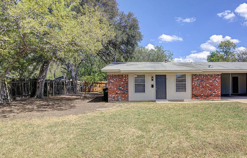 2 bed, 1.0 bath, 1525 sqft, $1,595 — Photo 1