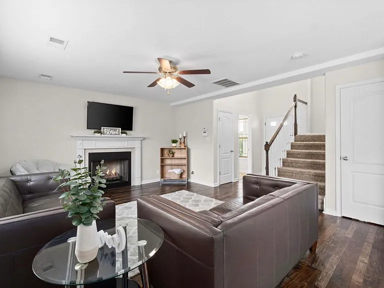 1002 Orchard Hills Dr — Photo 3