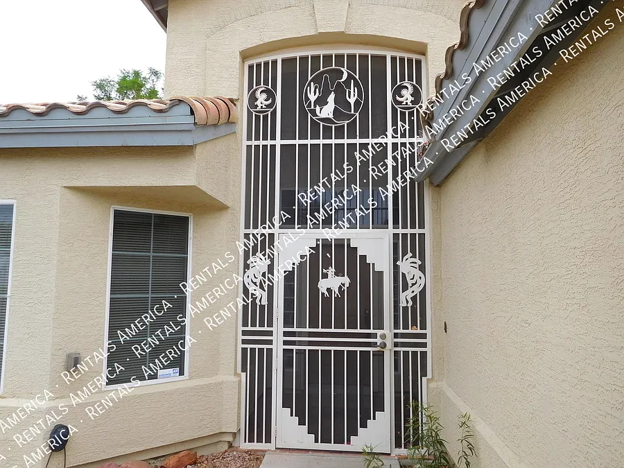 Beautiful Home on a Large Lot in a Highly Desirable Glendale Location! — Photo 3