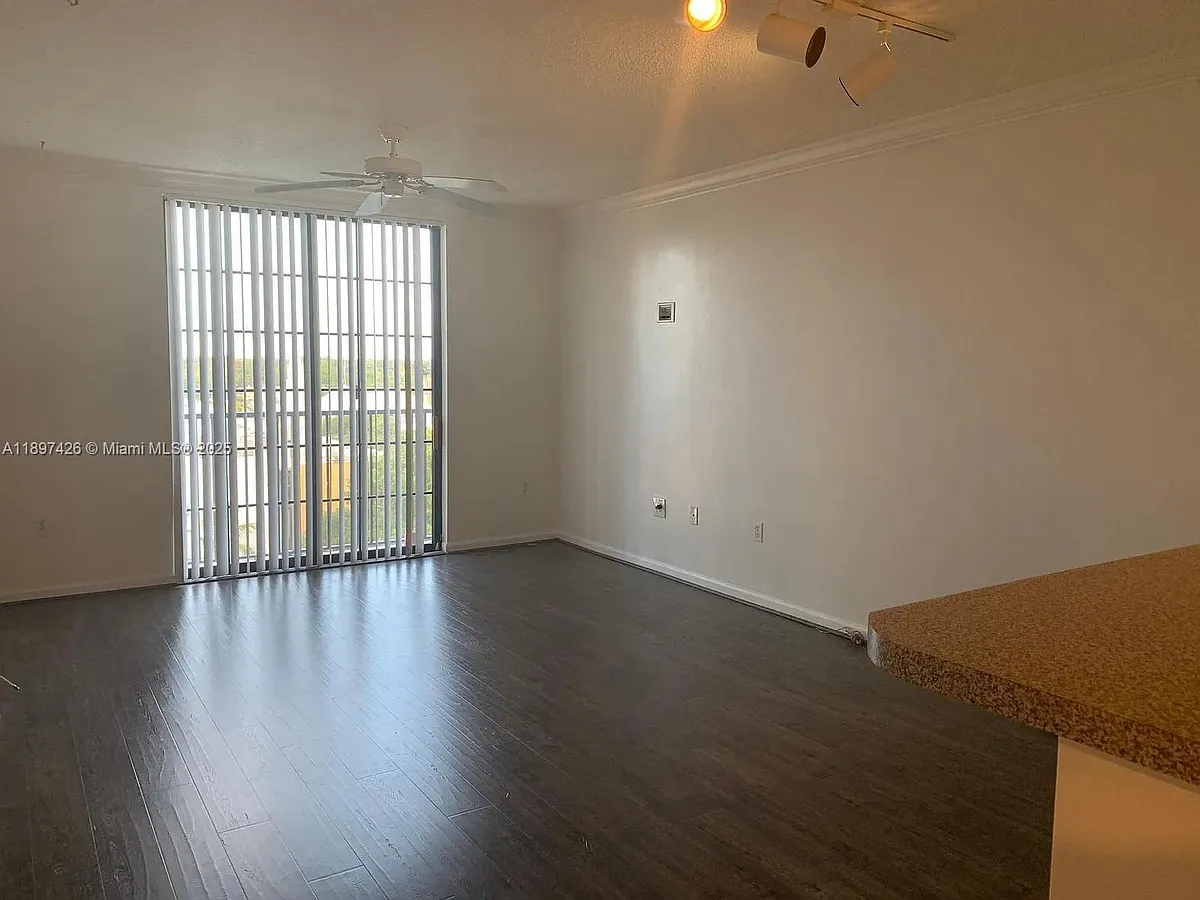 Building Photo - 1919 Van Buren St #719A