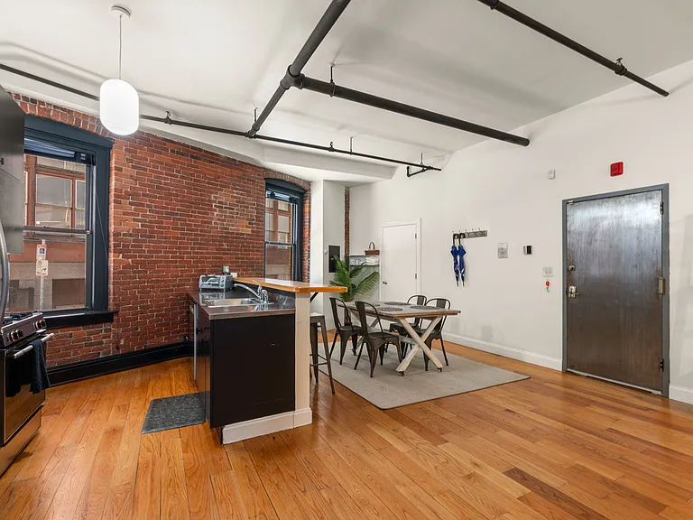 19 Stanhope St #1B — Photo 7