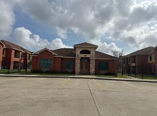 107 Oak Park Dr, Clute, TX 77531