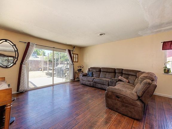 4th image of 3916 Galbrath Dr