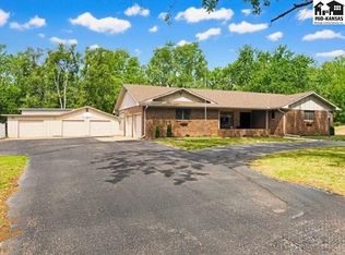 4 Hilltop Dr, Hutchinson, KS 67502