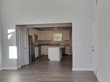 617 W Vincent Dr — Photo 2