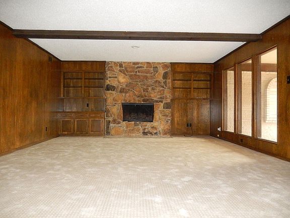 Living Room w/ Fireplace - New Carpet
