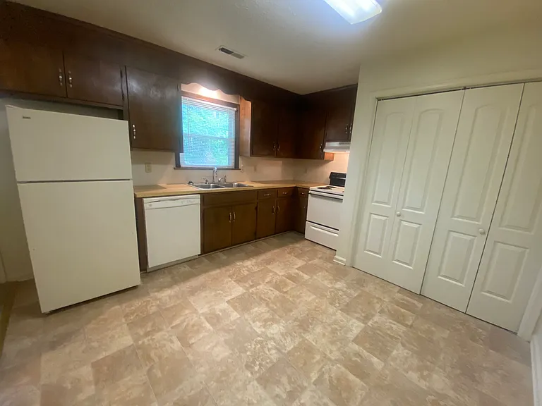 Beechwood Apartments — Photo 41