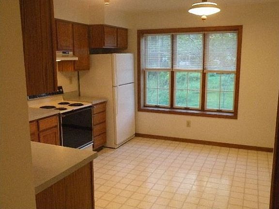 3rd image of 15 Ashwood Ct