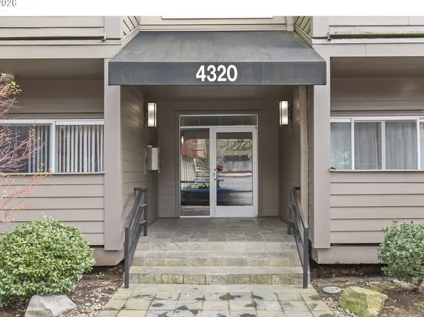 4320 S Corbett Ave APT 301, Portland, OR 97239