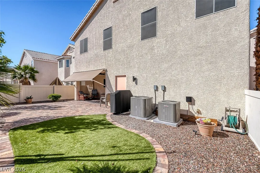 3 bed, 2.5 bath, 2196 sqft, $2,500 — Photo 2
