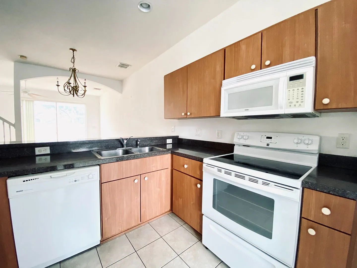 Beautiful 3 BD / 2.5 BA Townhome — Photo 4
