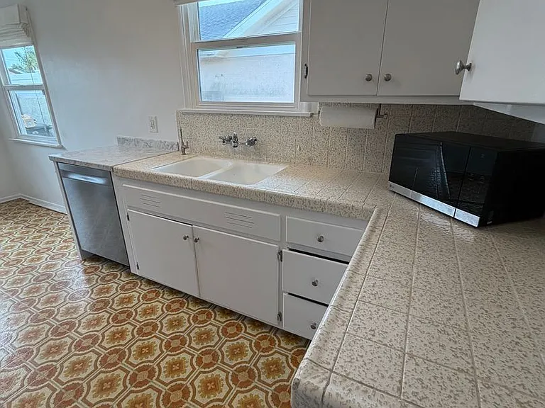 15123 Kornblum Ave — Photo 13