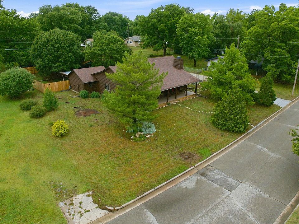1st image of 827 N Foulk Dr