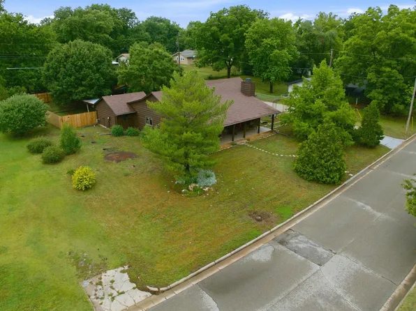 827 N Foulk Dr, Belle Plaine, KS 67013