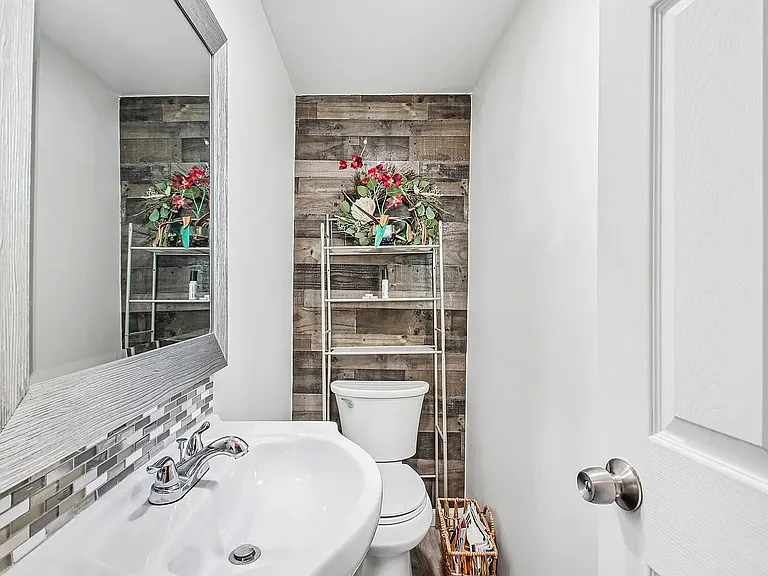 312 Howland Ave — Photo 7