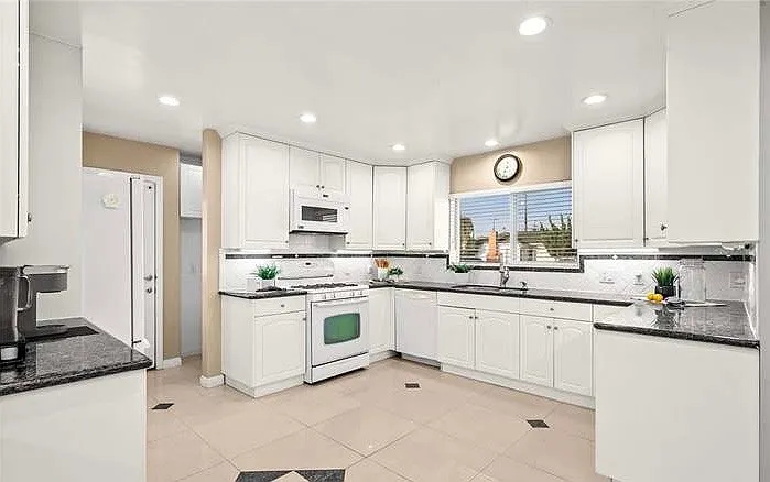 14913 Roxton Ave — Photo 5