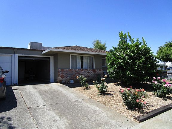 3rd image of 981 Sunset Dr