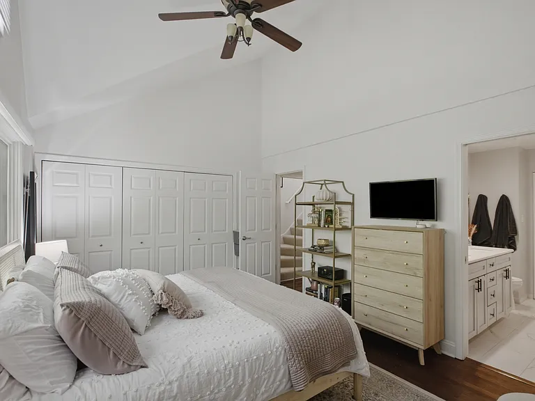 2718 N Southport Ave #A — Photo 11
