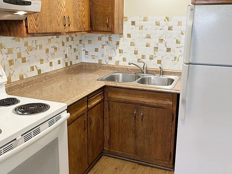 Sullivan Lake Apartments — Photo 15