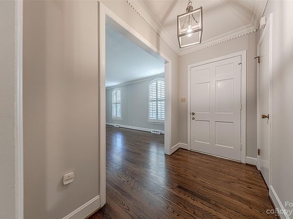 4th image of 6914 Yorktowne Dr