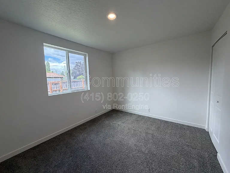 1246 Hughes St — Photo 12