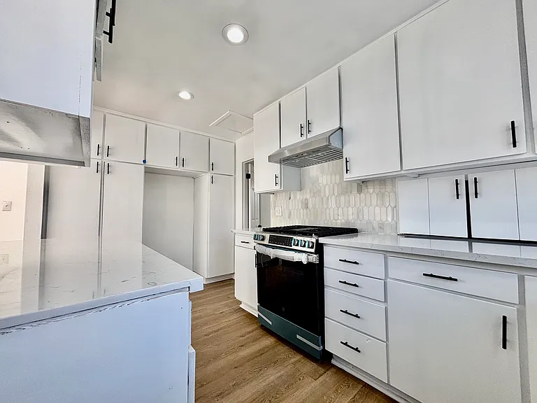 910 Acacia Ave — Photo 9
