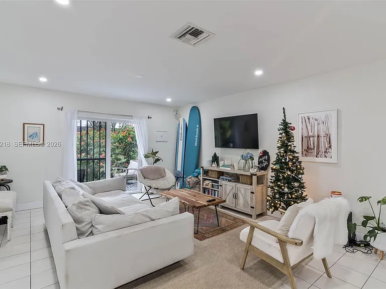 970 Benevento Ave #970 — Photo 3